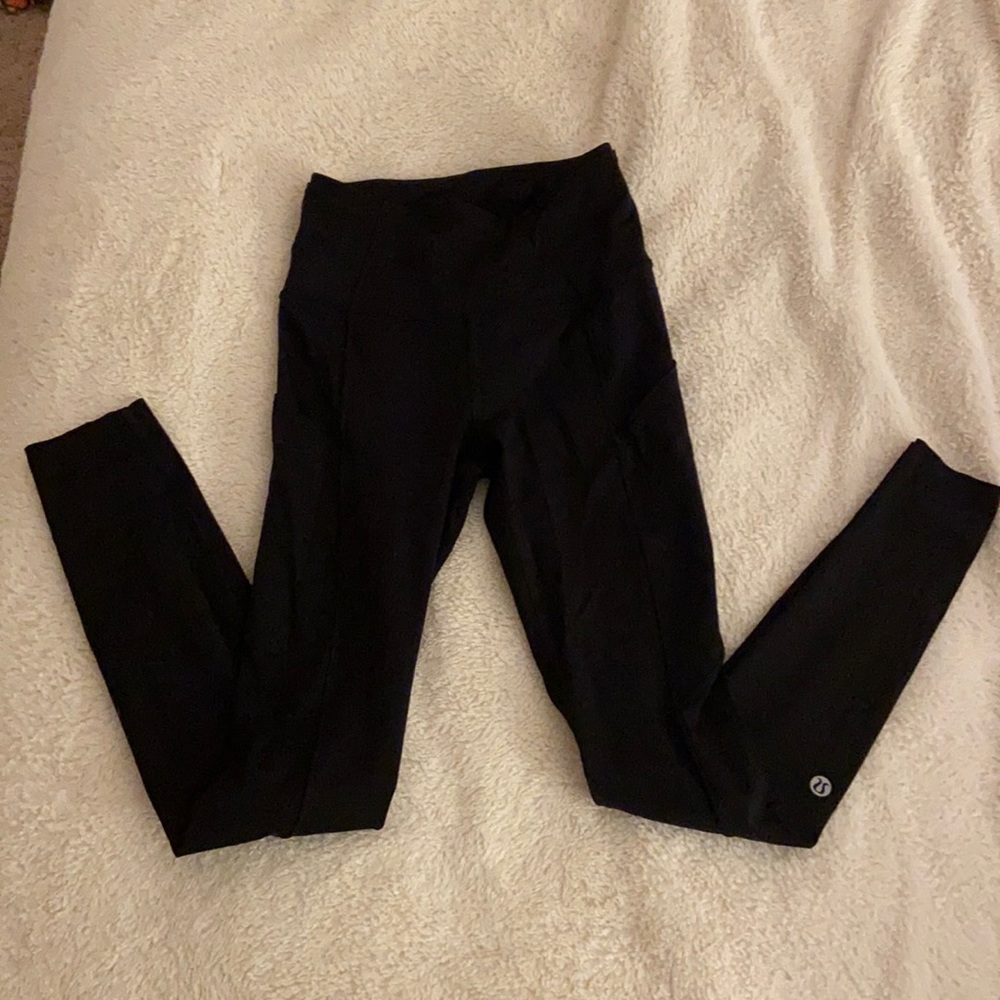 Black lululemon leggings with pockets